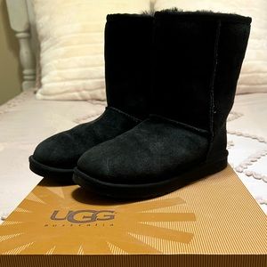 Women’s size 7 short Ugg boots